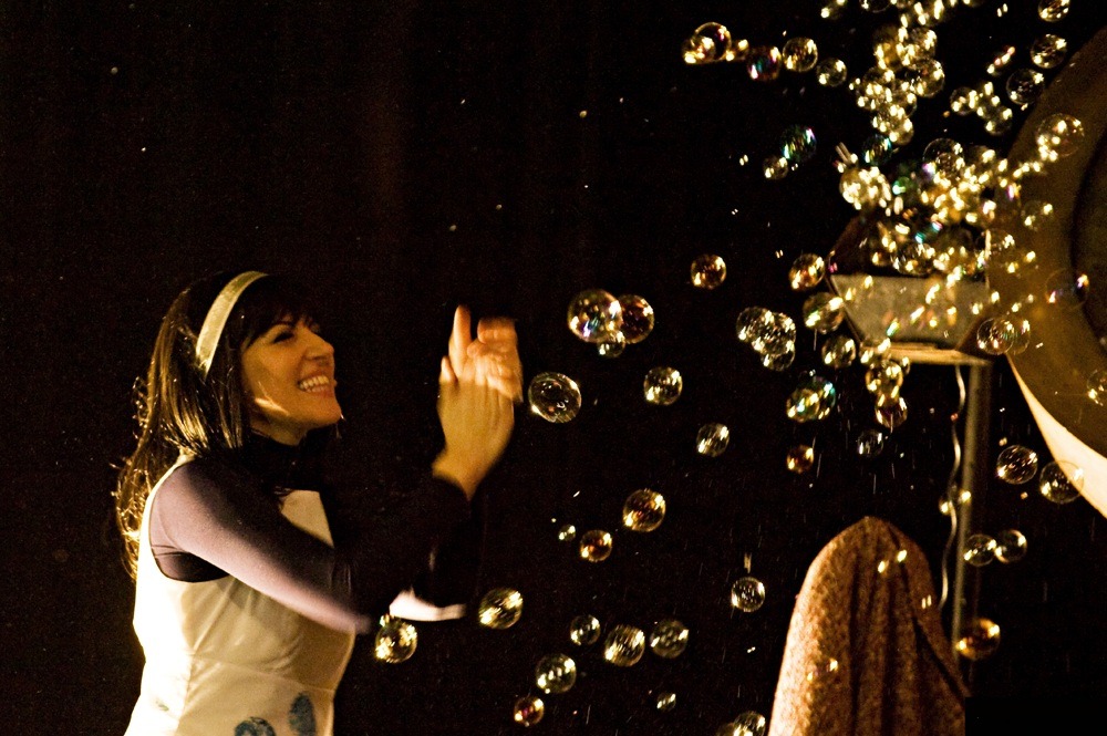 Foto di scena dello spettacolo teatrale Revolution dei Meridiani Perduti scritto da Emiliano Poddi