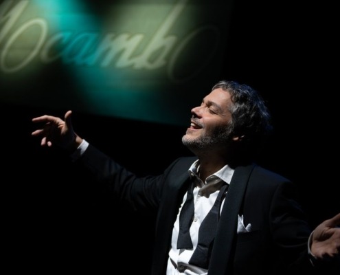 Foto di scena dello spettacolo teatrale Con quella faccia un po' così dell'Accademia dei Folli scritto da Emiliano Poddi
